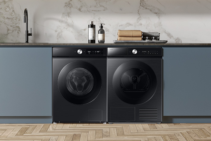 Czarna suszarka Bespoke AI 9 kg DV90DB8845GBU4, nowoczesny design i technologia, idealna do wnętrza.