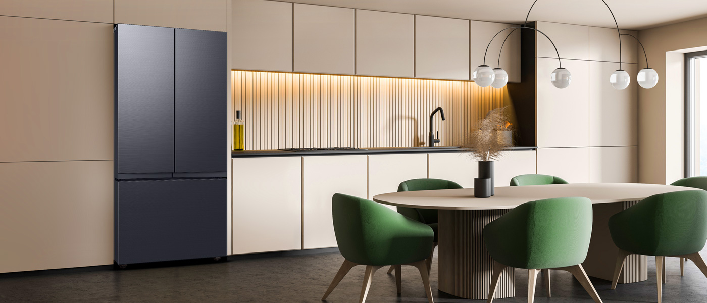 Lodówka Samsung Multidoor RF24BB620EB1: zdjęcie urządzenia obok zielonych foteli